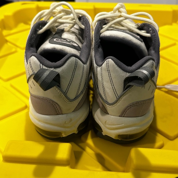 Nike AIRMAX lavender sneakers - Picture 4 of 5